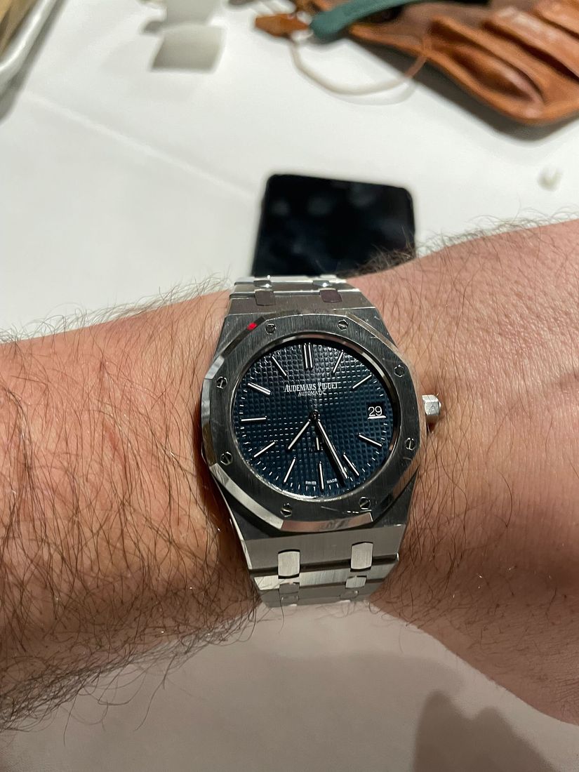 Audemars Piguet Royal Oak ref. 15202 « Jumbo » à cadran bleu, au poignet