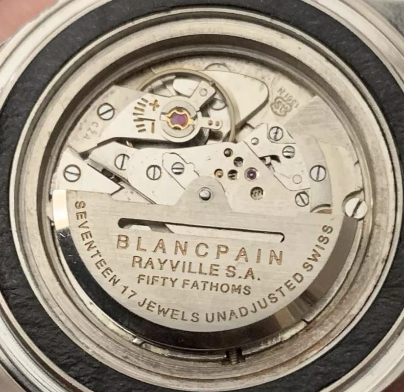 Fond d'une Blancpain Fifty Fathoms ancienne signé Rayville SA, ouvert sur son calibre automatique Adolf Schild