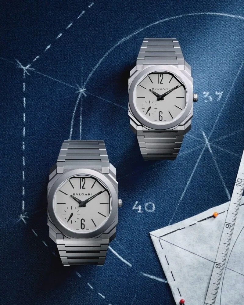 Bulgari Octo Finissimo 37 mm et 40 mm en titane, posées sur un plan technique bleu