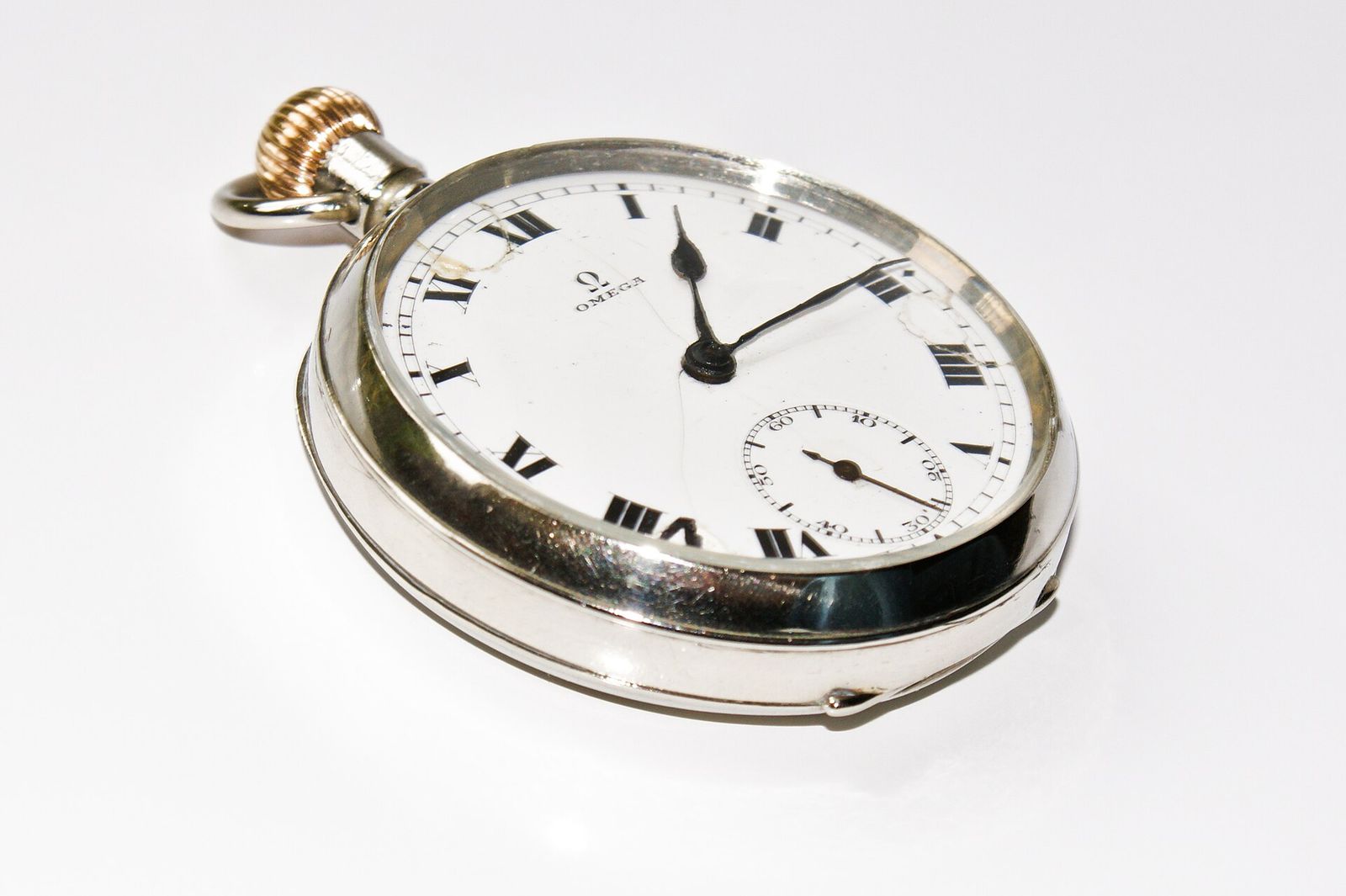 Montre de poche Omega des années 1950, cadran blanc à chiffres romains et petite seconde