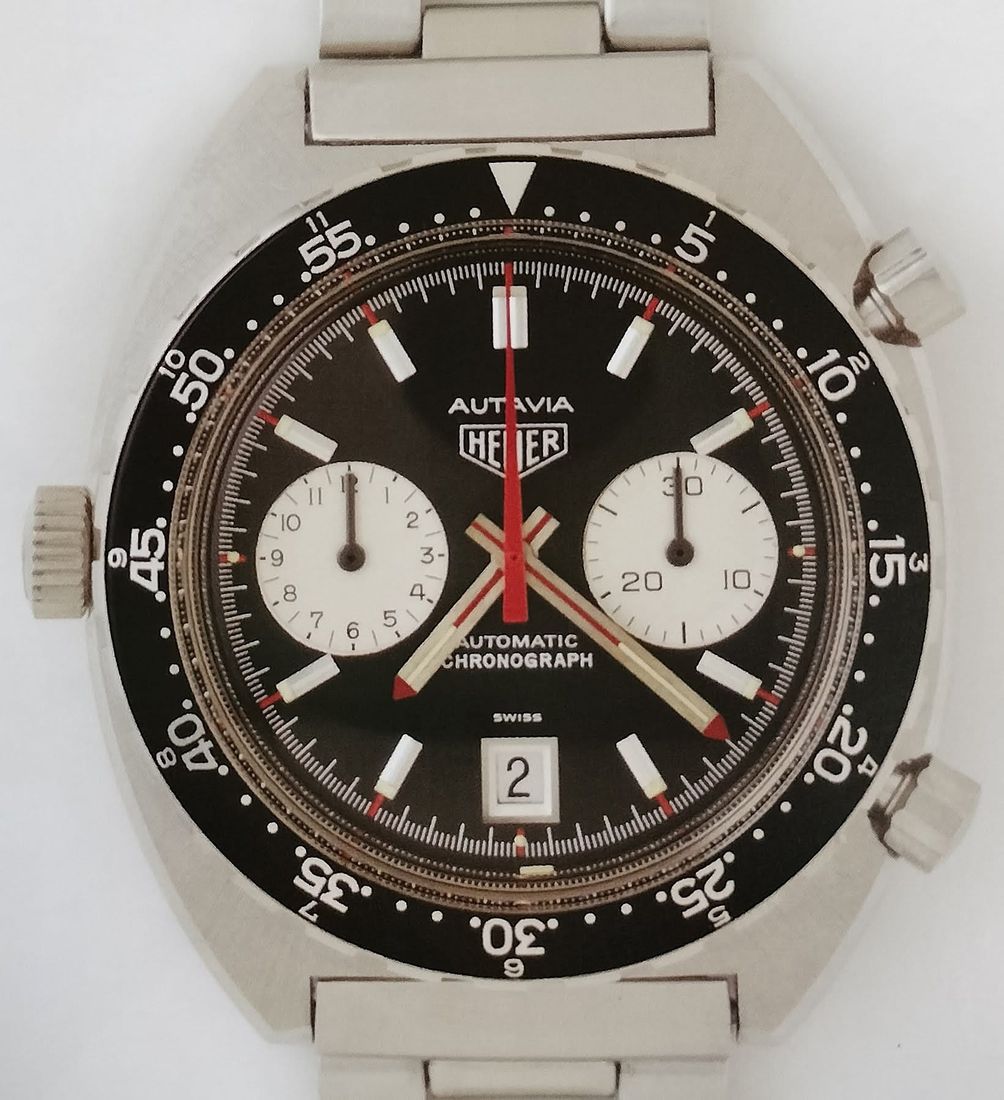 Heuer Autavia ref. 1163 à calibre automatique Chronomatic, cadran noir et compteurs blancs