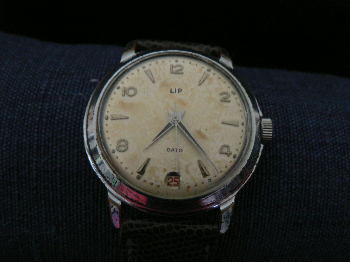 Montre LIP ancienne à cadran patiné et guichet de date