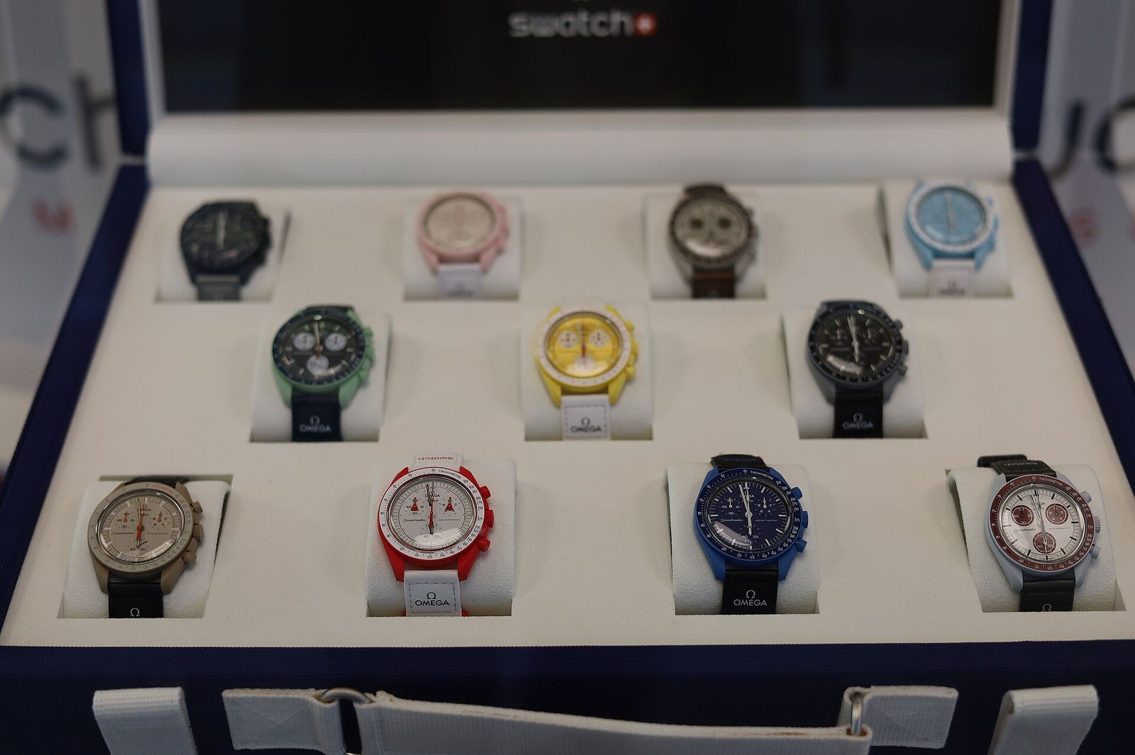 Présentoir Swatch avec les onze MoonSwatch de la collection lancée en 2022