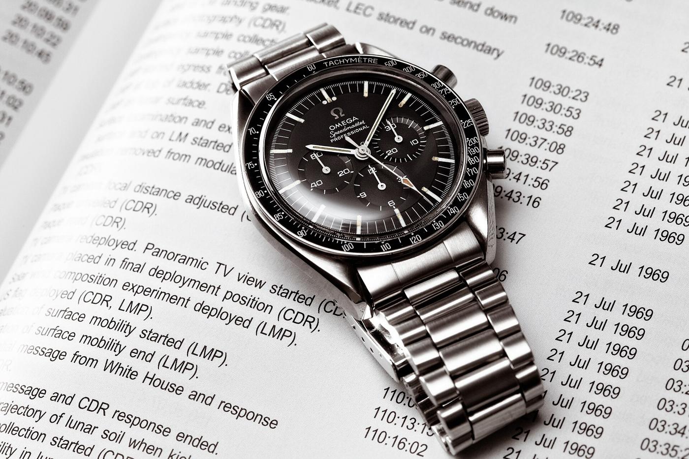 Omega Speedmaster ref. 145.012 posée sur une chronologie imprimée de la mission Apollo 11