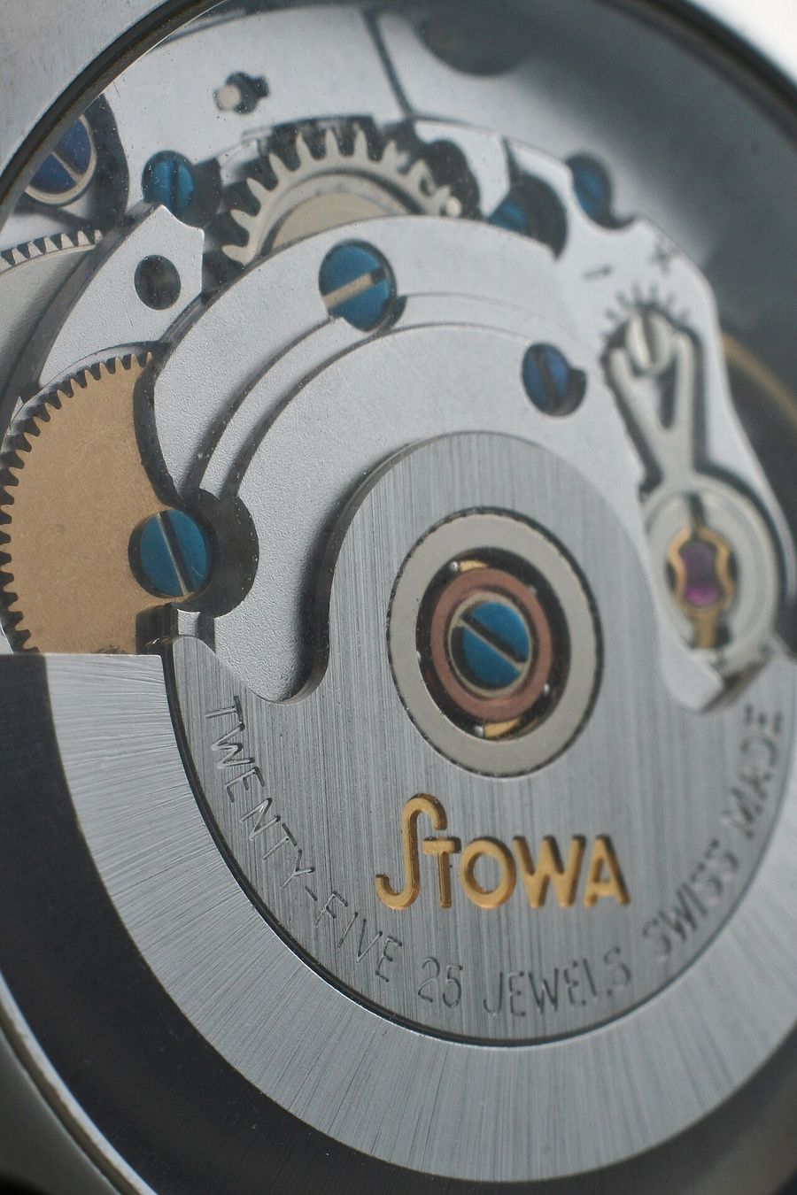 Mouvement automatique en gros plan, avec sa masse oscillante gravée