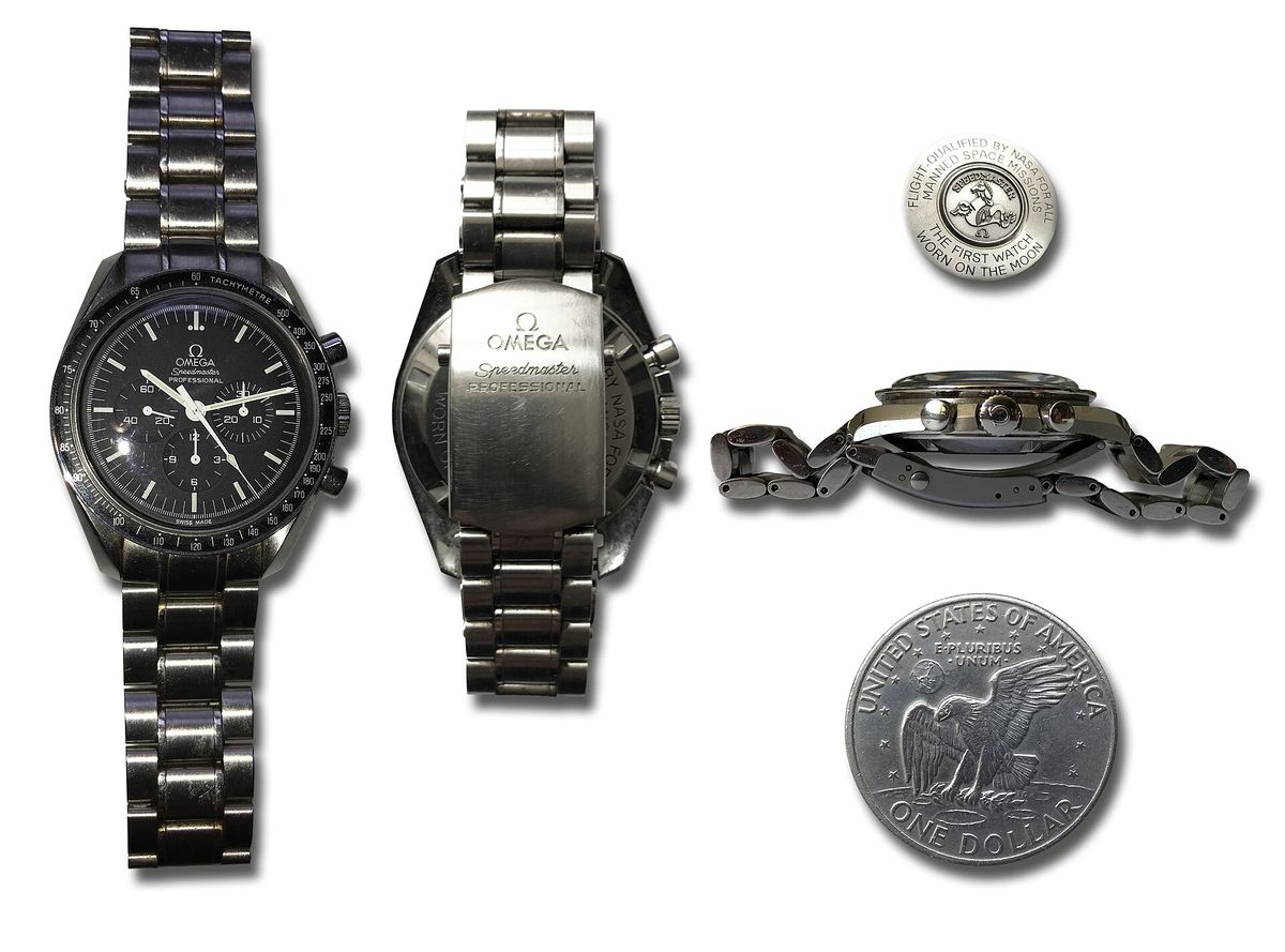 Omega Speedmaster Professional vue de face, de dos et de profil, avec le fond gravé « The first watch worn on the Moon »