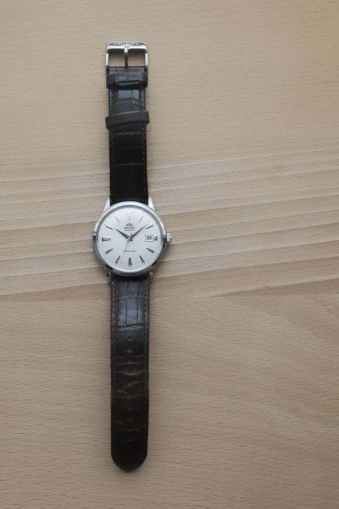 Orient Bambino à cadran blanc sur bracelet cuir noir
