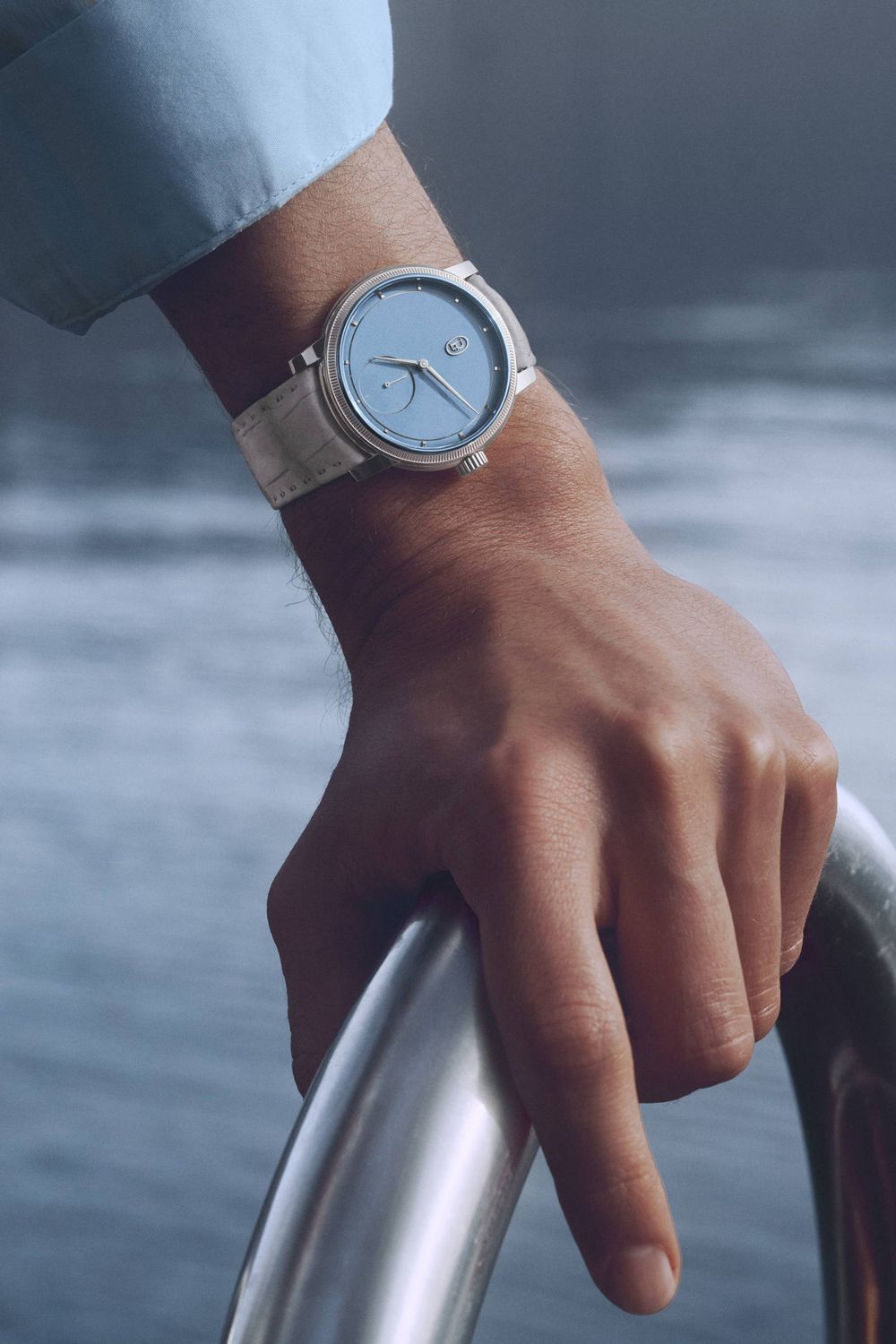 Toric Petite Seconde au poignet, sur bracelet gris