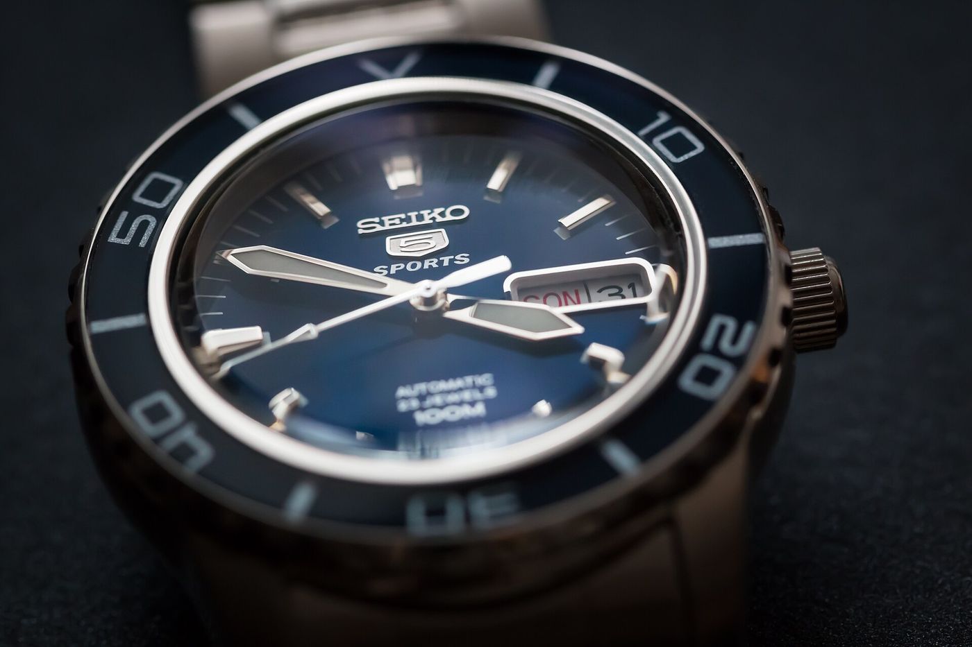 Seiko 5 Sports à cadran bleu, génération SNZH antérieure à la gamme actuelle