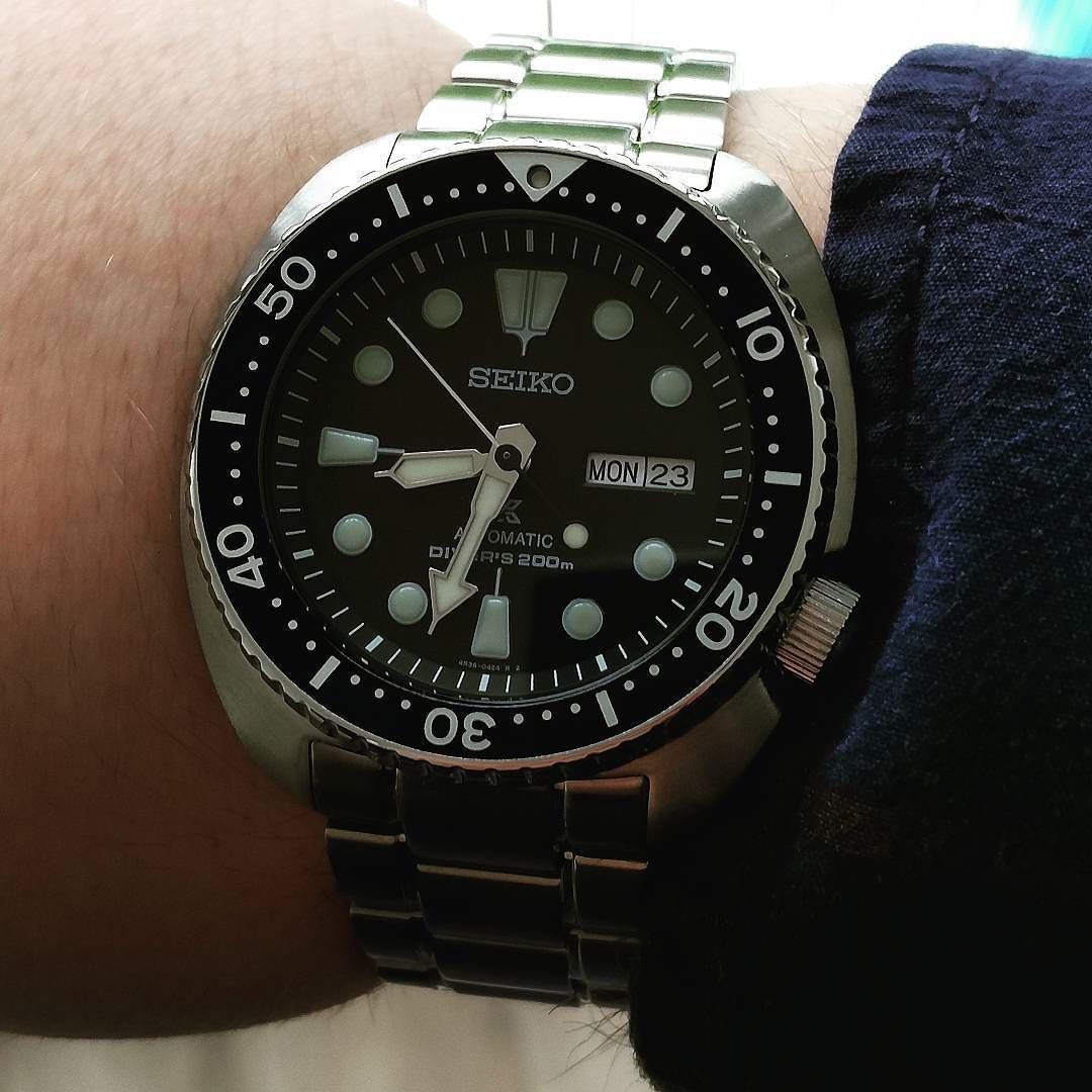 Seiko Prospex Turtle à cadran noir sur bracelet acier, au poignet