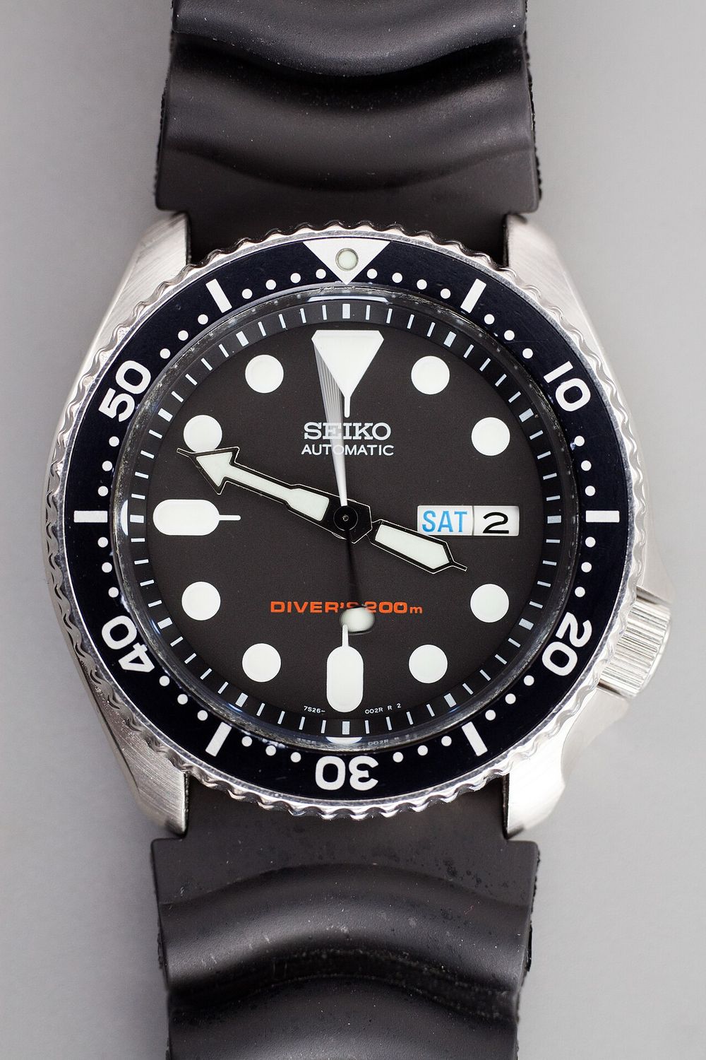 Seiko SKX007, montre de plongée automatique à cadran noir sur bracelet caoutchouc