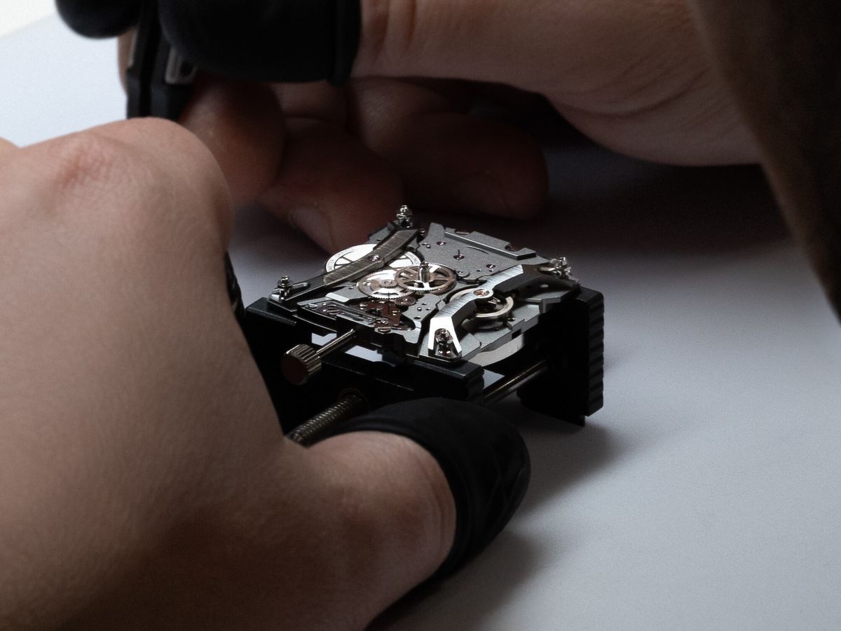 Assemblage du calibre TH80-00 à la main, chez TAG Heuer