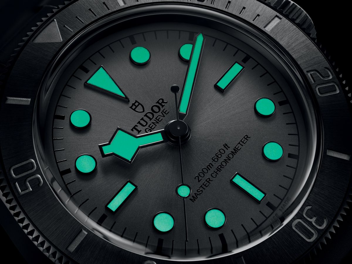 Index et aiguilles luminescents de la Tudor Black Bay Ceramic dans le noir